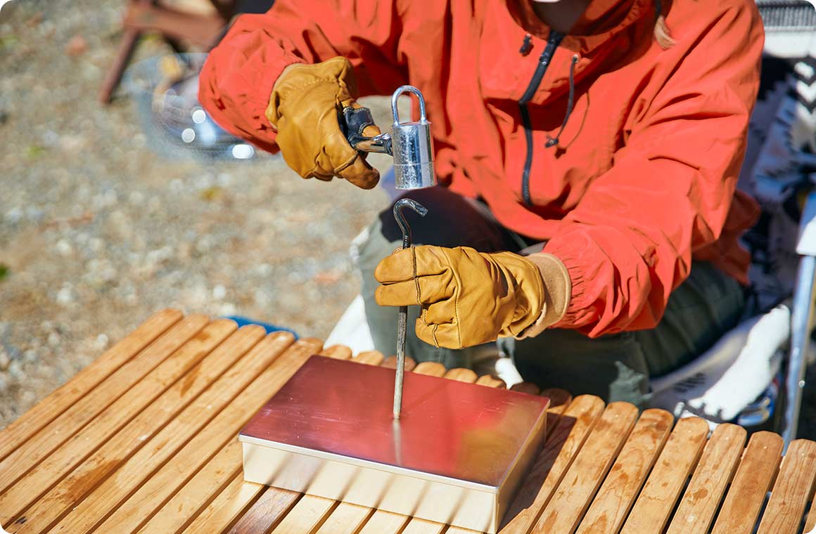 キリであけた穴にペグを差し込んで、ハンマーを使って穴を大きくする