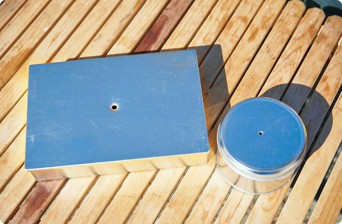 缶の蓋に穴を開ける