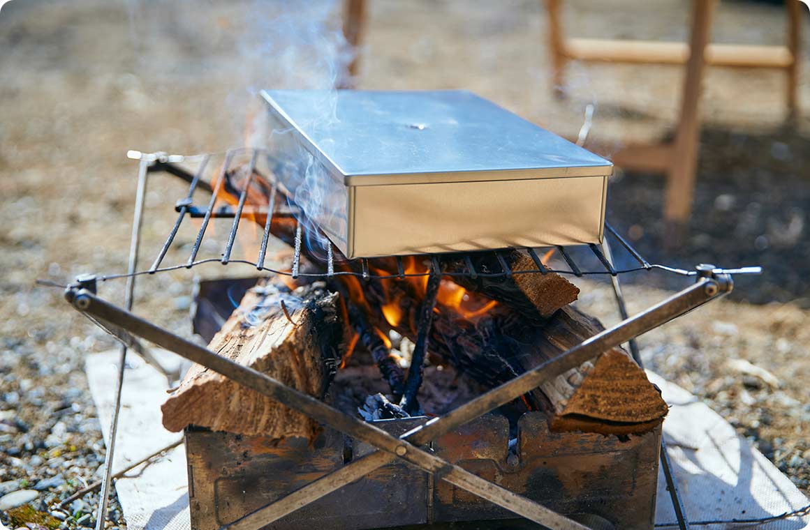 火力の目安は缶の底面全体に火があたる程度、中火くらい