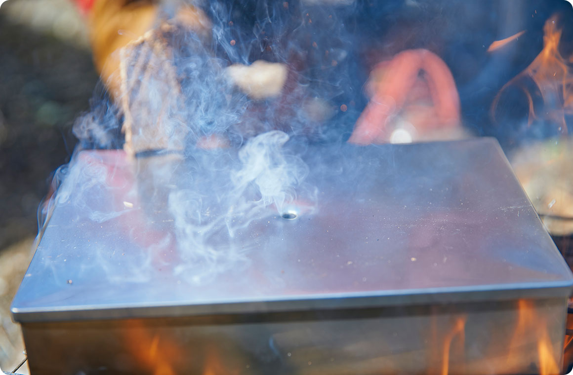 白い煙が出ている