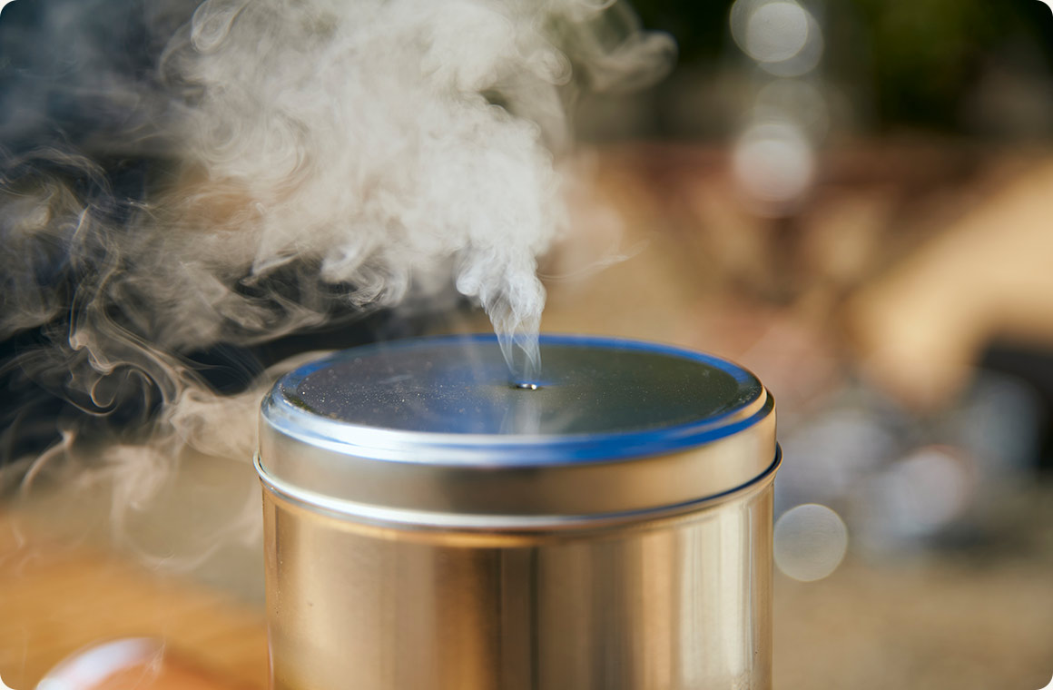 最初は白い煙。