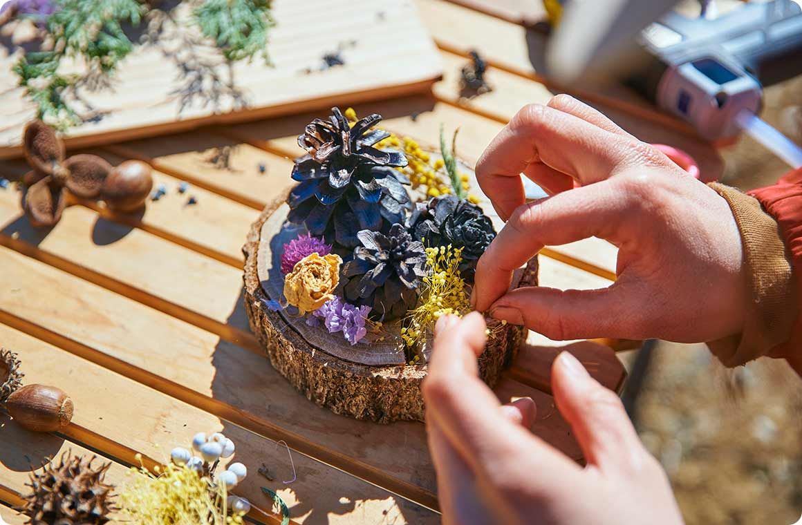 ドライフラワーなどで彩りを添えると炭とのコントラストが美しく、一気に華やかに