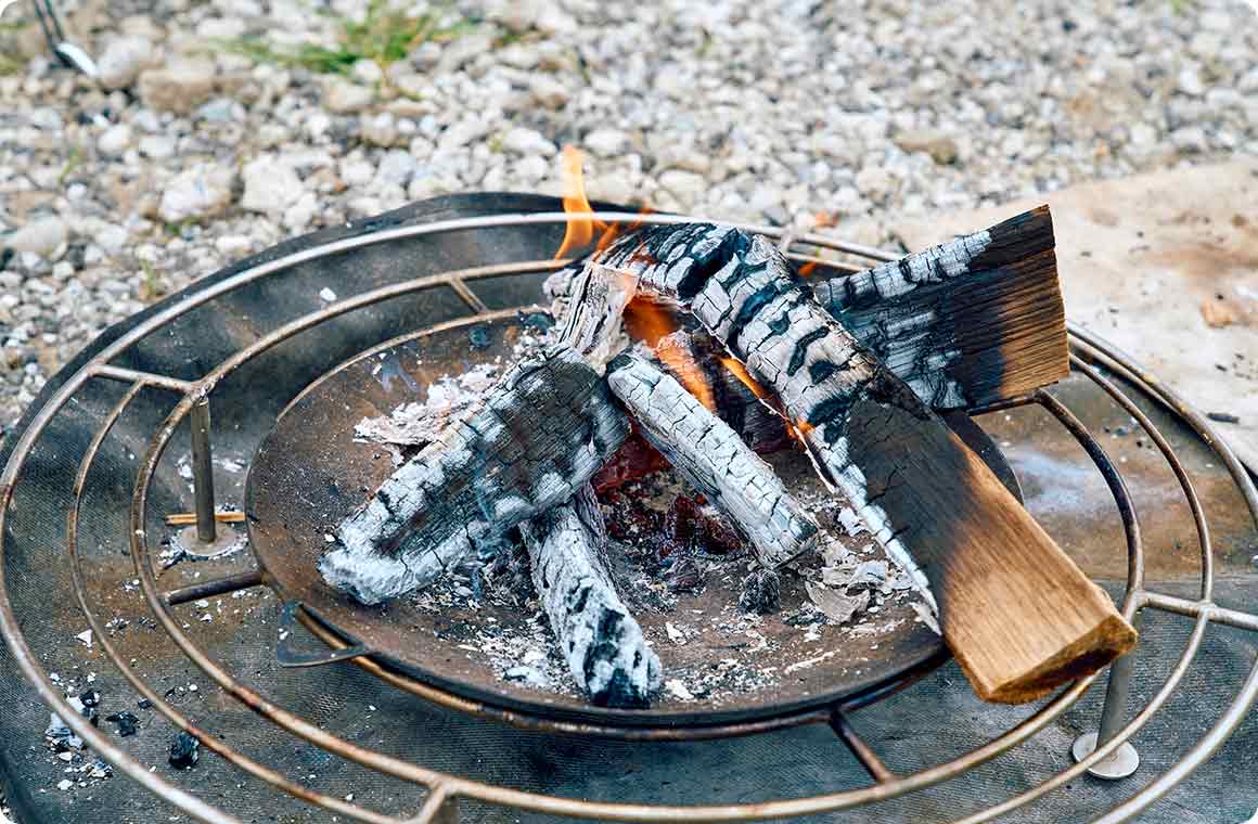 薪を燃やし尽くして焚き火を終えると、 キャンプ場にも自然にも貢献できる？