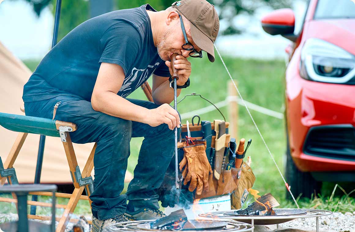 火吹き棒で火力を上げる