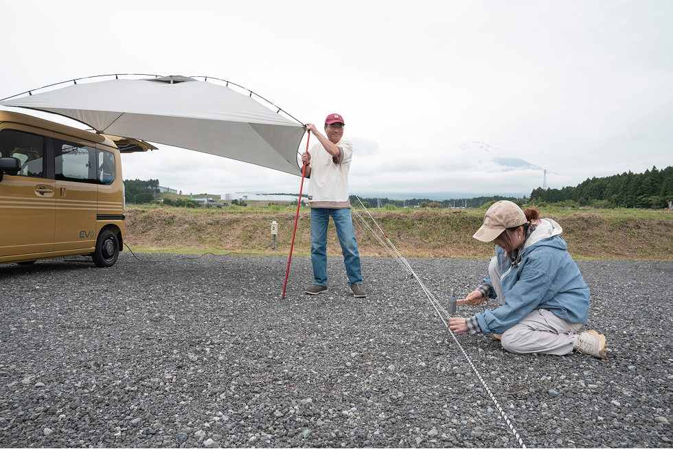 タープを設営するこいしゆうかと稲垣朝則さんの画像