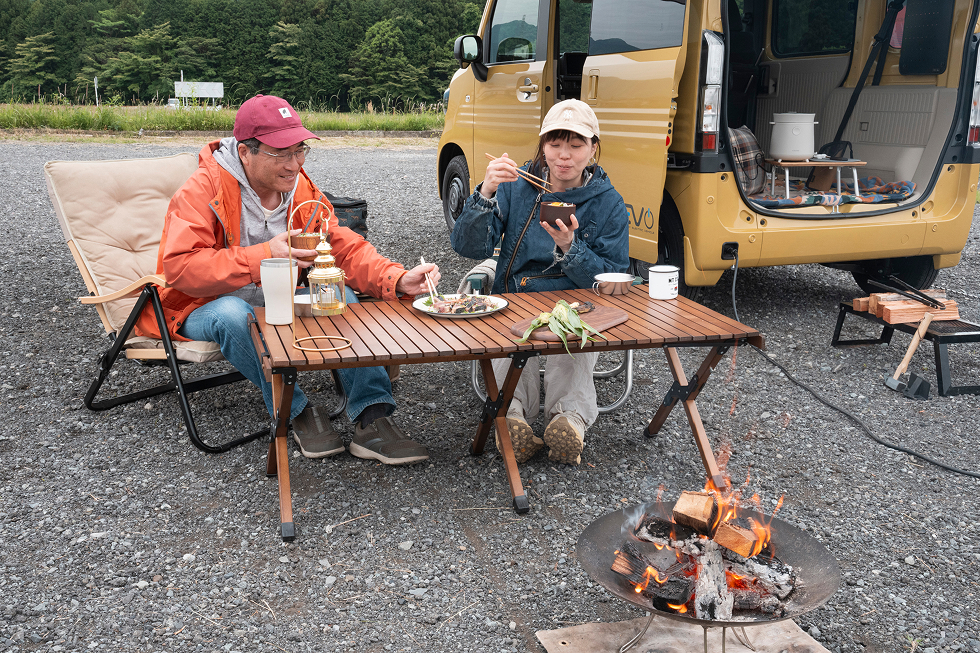 カツオのたたきとしらす丼を味わうこいしゆうかと稲垣朝則さんの画像