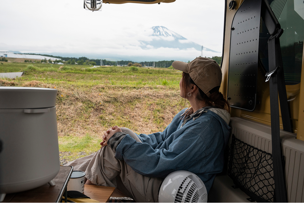 車内で休憩するこいしゆうかの画像