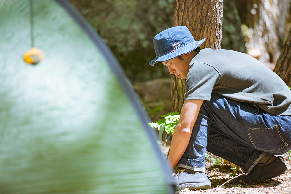 岩場へと向かいたい気持ちを抑えて、ひとまずテントを設営する