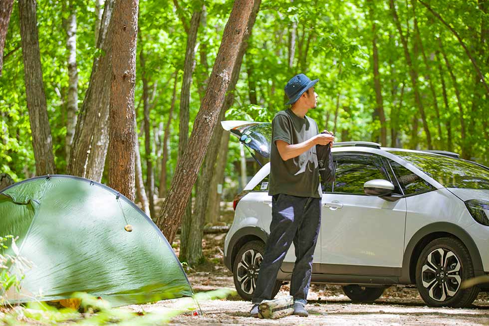 雲ひとつない青空の下。緑が美しい森の中のキャンプサイト