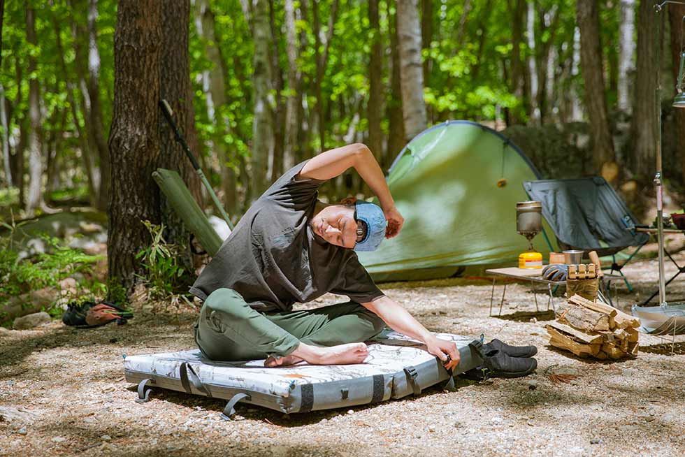 ボルダリング用のウェアに着替えて、キャンプサイトで軽くストレッチ