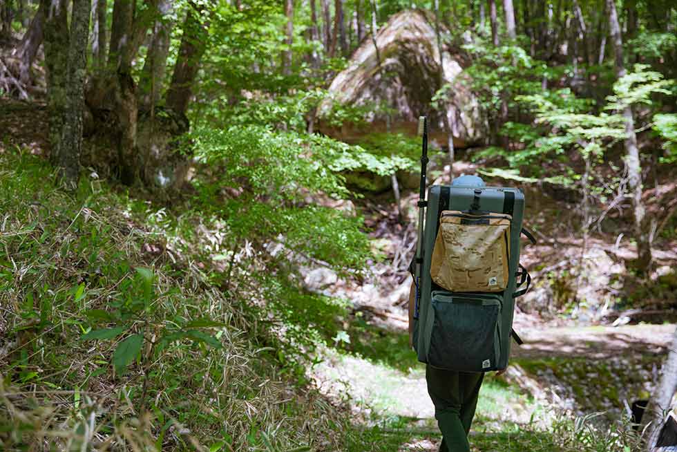 シューズや小物をマットに取り付け、すべて背負って岩場へ向かう