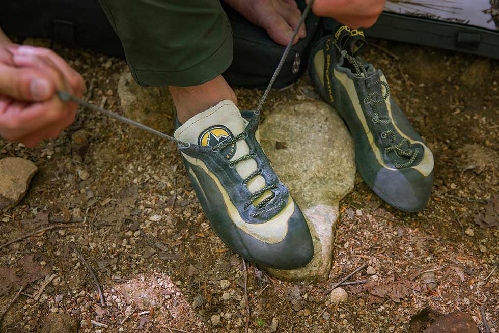 靴をクライミングシューズに履き替え