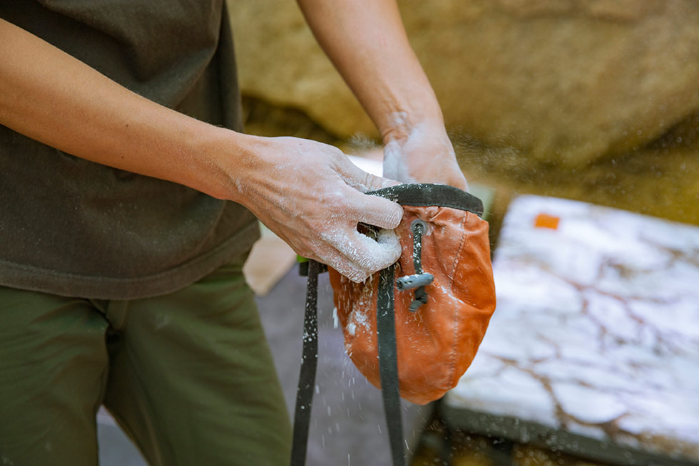滑り止め用のチョークを手いっぱいにつける