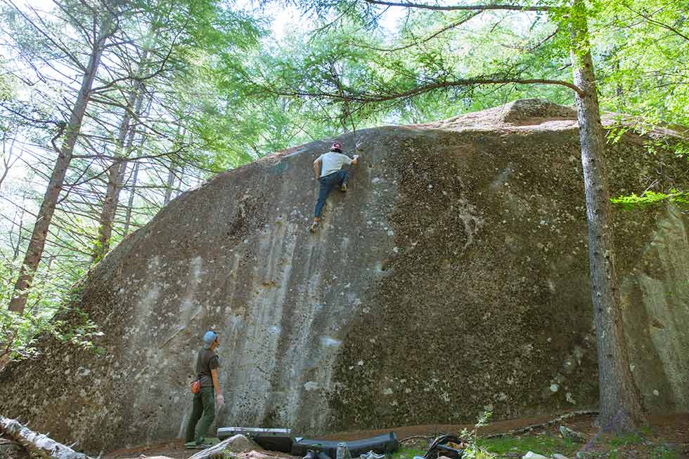 スタート地点に立ち、岩のテッペンを見上げて、ルートを確認する