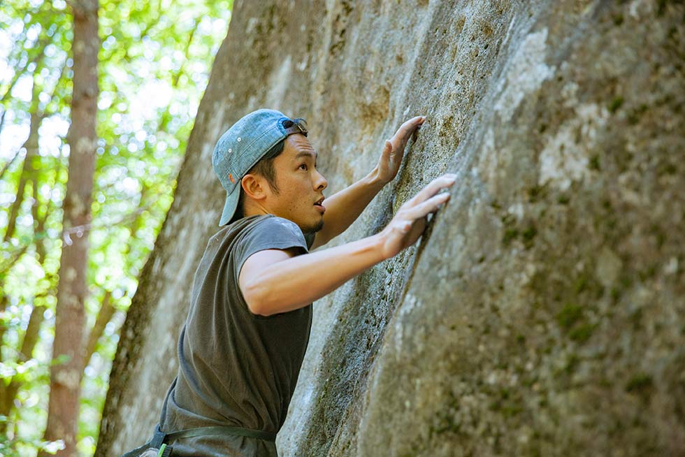 スタート地点に立ち、岩のテッペンを見上げて、ルートを確認する
