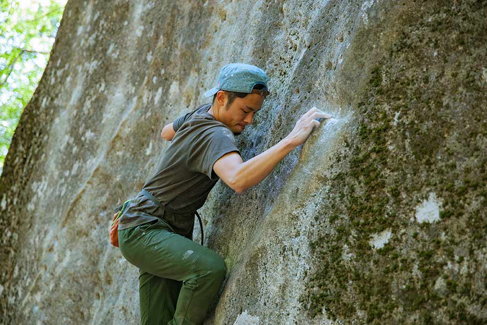 ホールドに右手をかけて、登ってみる