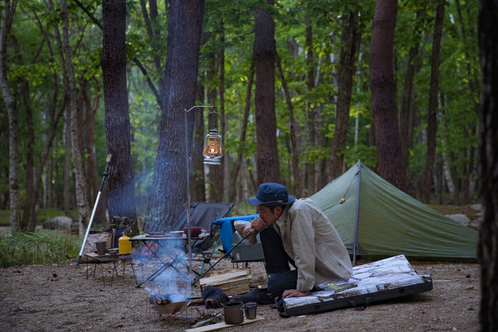 新調した焚き火台に火入れをする