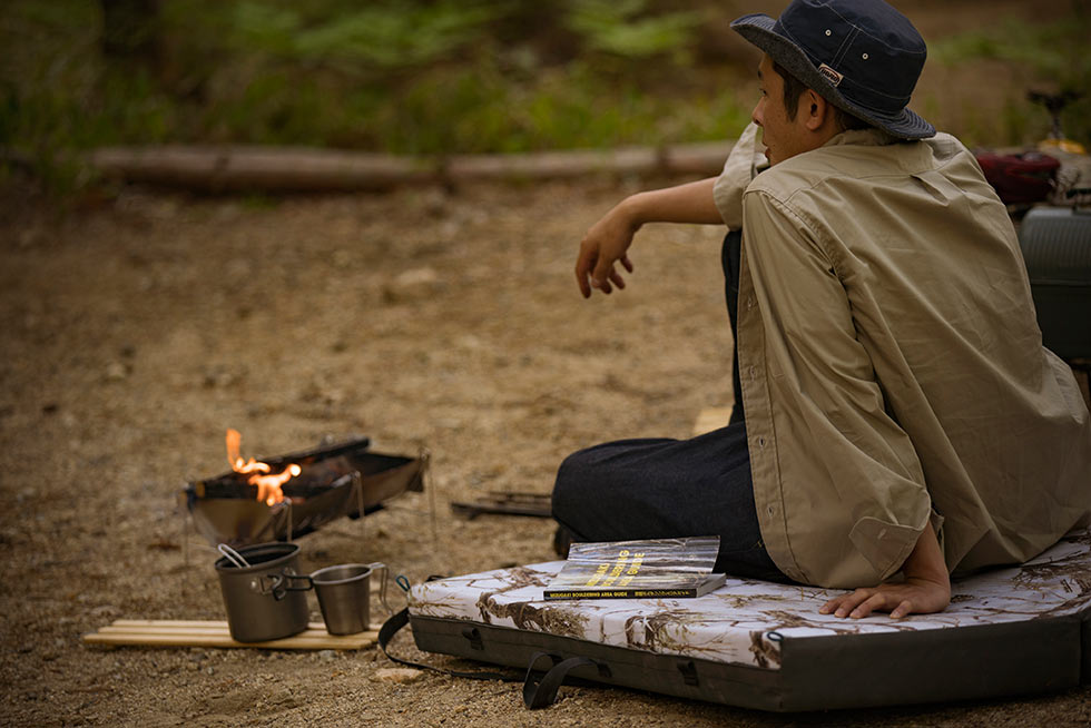 パチパチと爆ぜる薪の音。ソロキャンプの大切なひととき