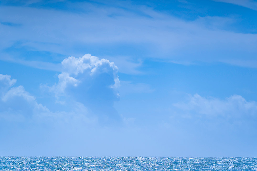 遠くには厚い雲が見える