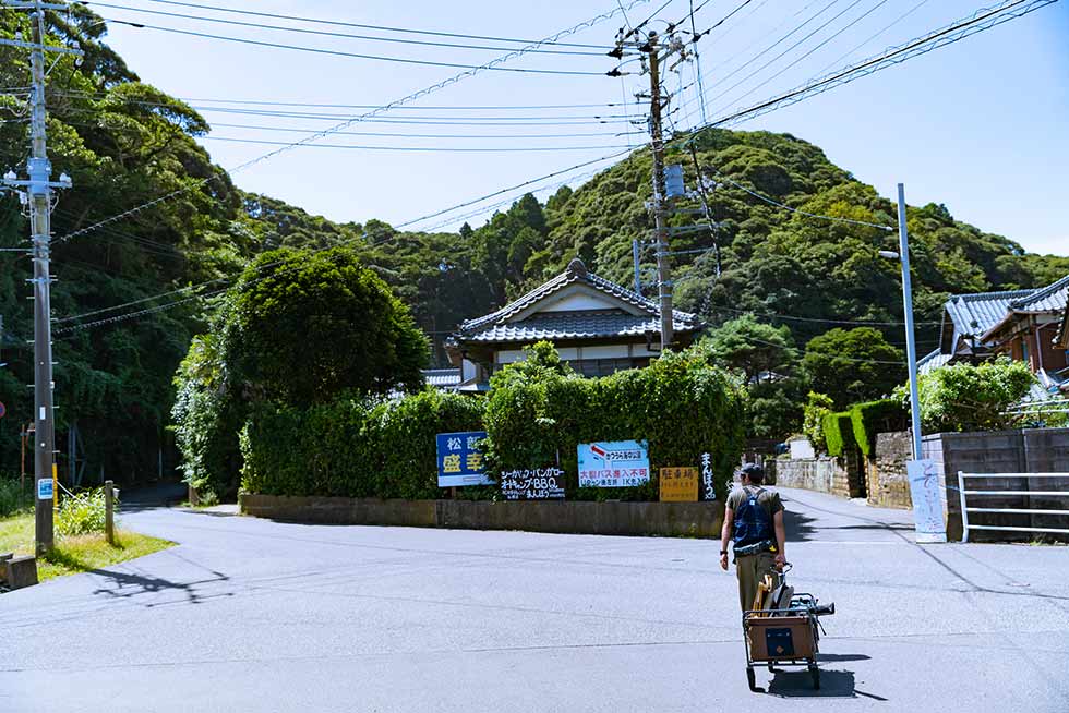 キャンプ場へ歩を進める