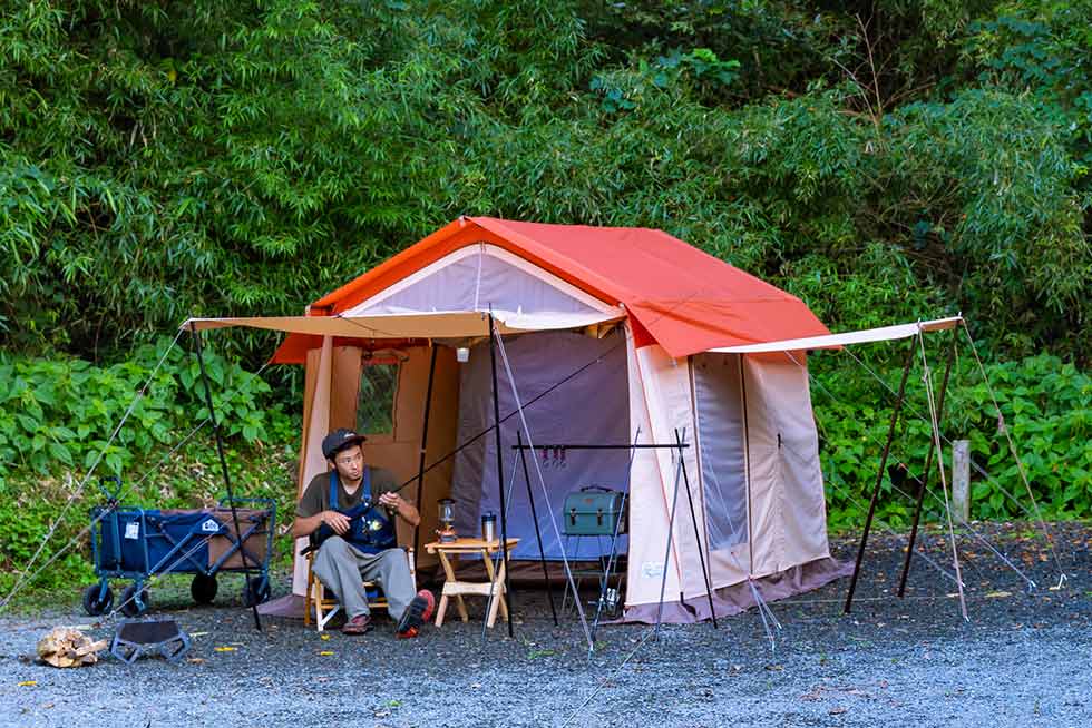 夕方の釣りに向けて、釣り道具の調子を確かめる