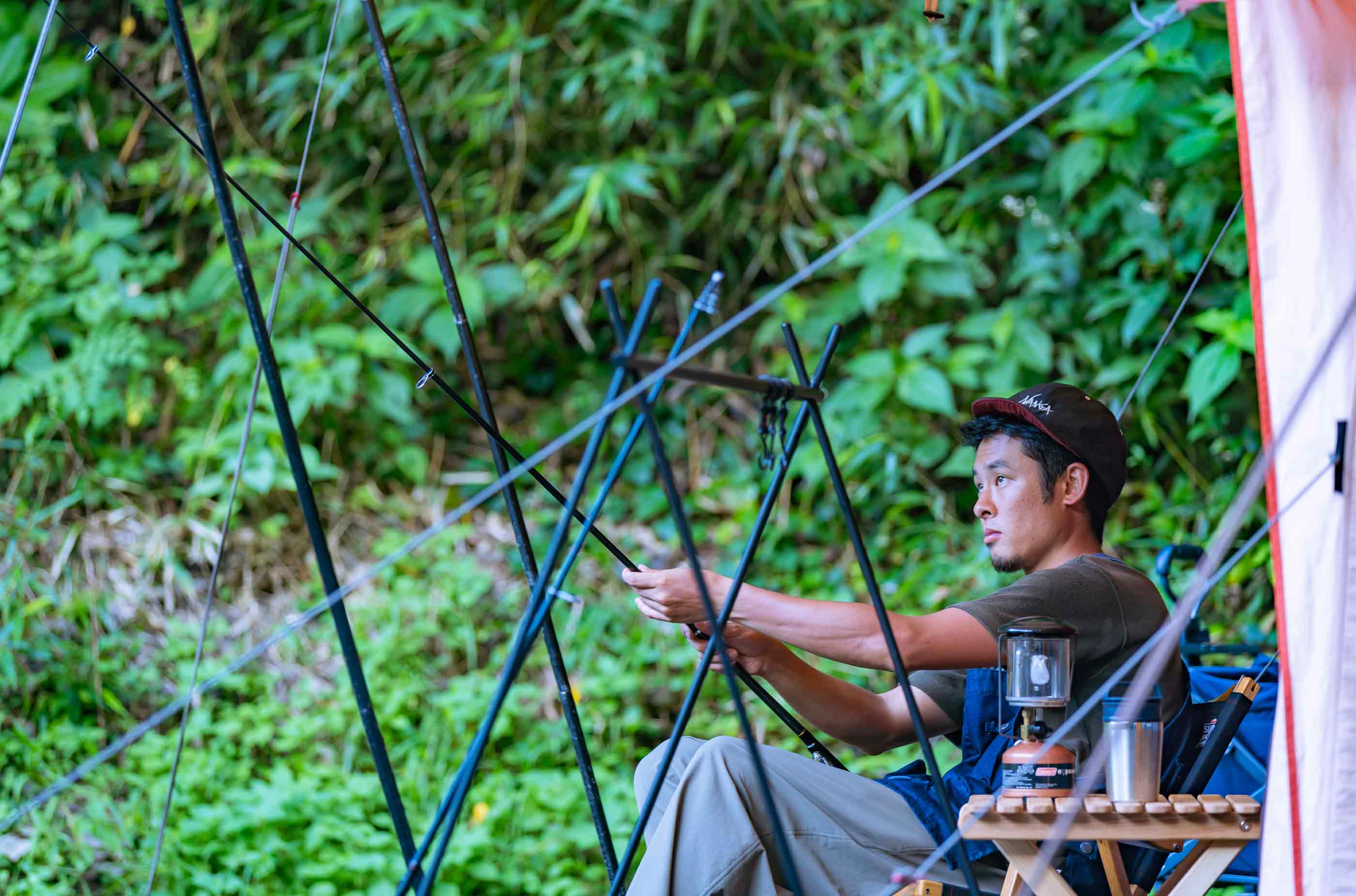 幅広い魚の釣りに対応した、仕舞寸法45cmと非常にコンパクトになる小継万能サオ