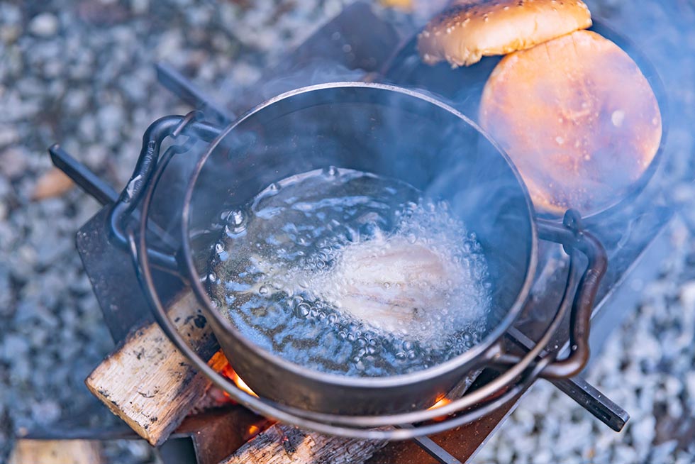 アジをダッチオーブンに入れる