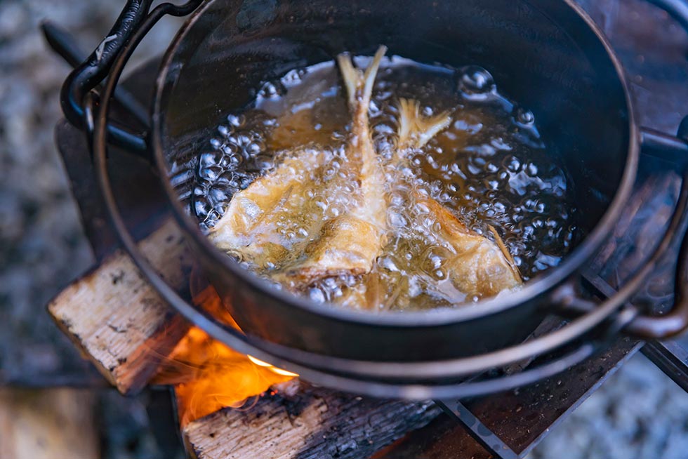 二度揚げして表面をカラッと仕上げる