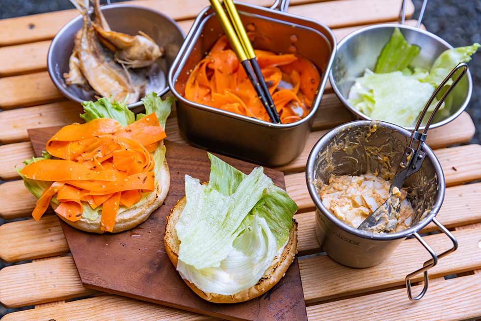 バンズにレタスとクミンをたっぷりと入れたキャロットラペをのせる