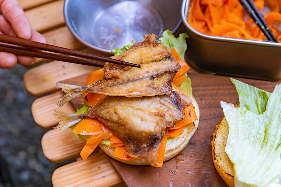 カラッと揚がったアジをのせる