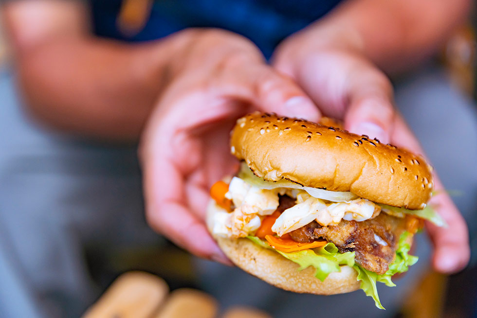 ナツメグの入った特製スパイシータルタルソースをのせてバンズでとじる