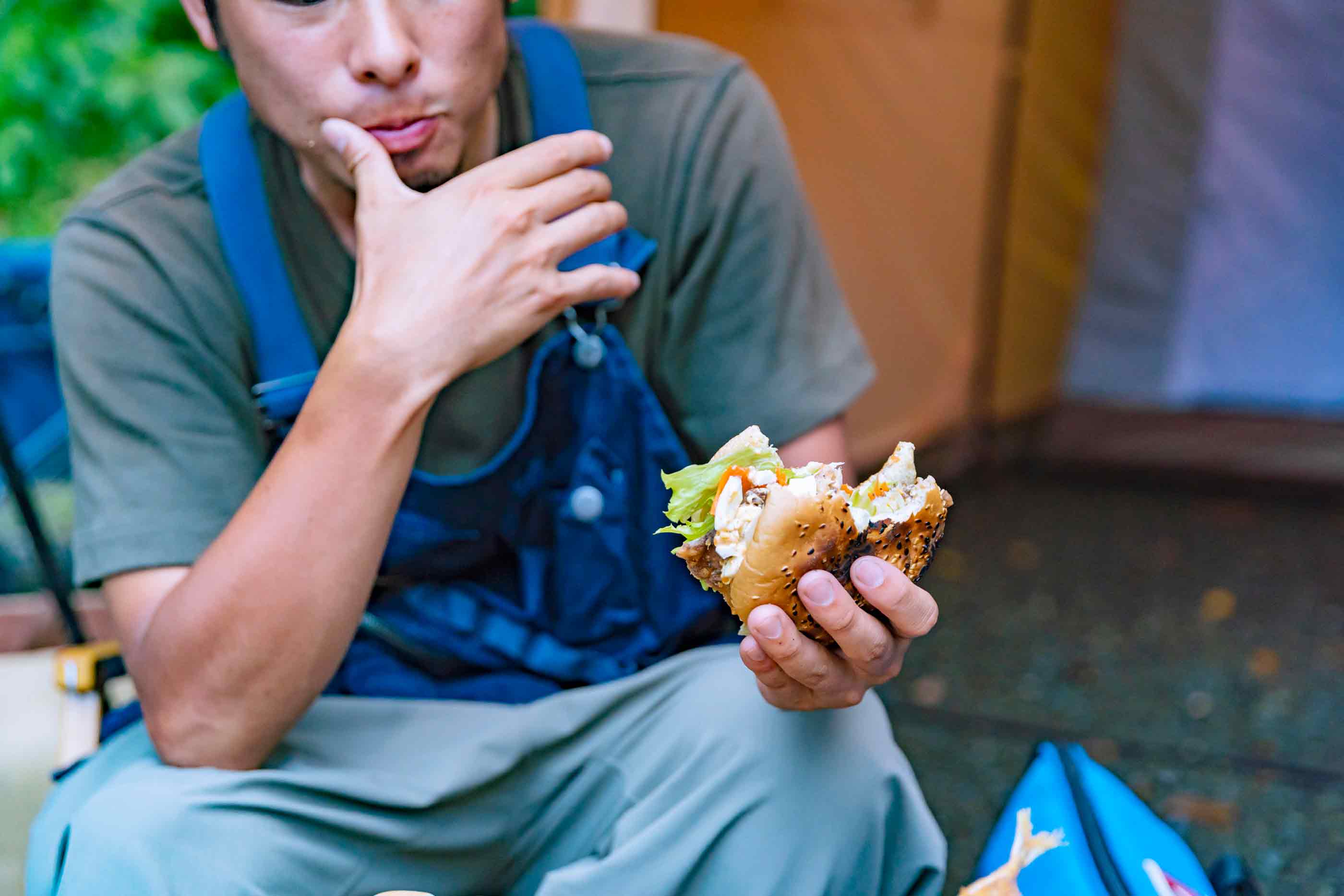 アジフライバーガーを味わう