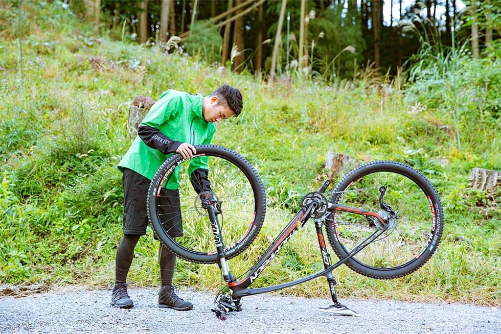 マウンテンバイクを降ろして前輪を取り付ける