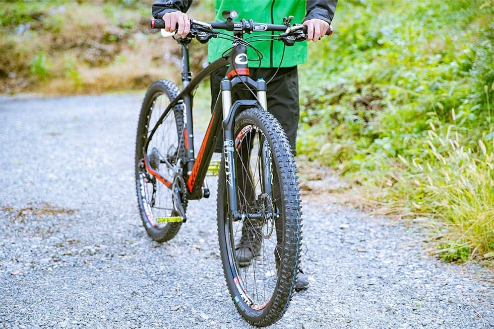 マウンテンバイクを押す