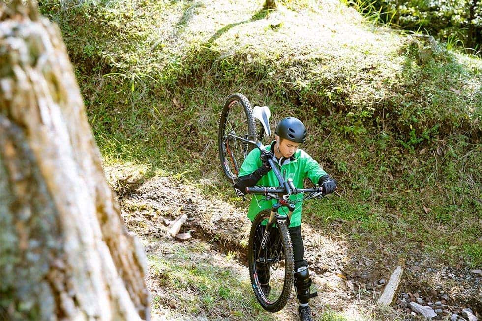 マウンテンバイクを担ぐ