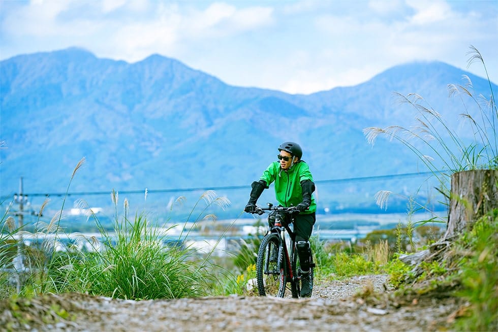 青空の下、山を眺めつつ走る
