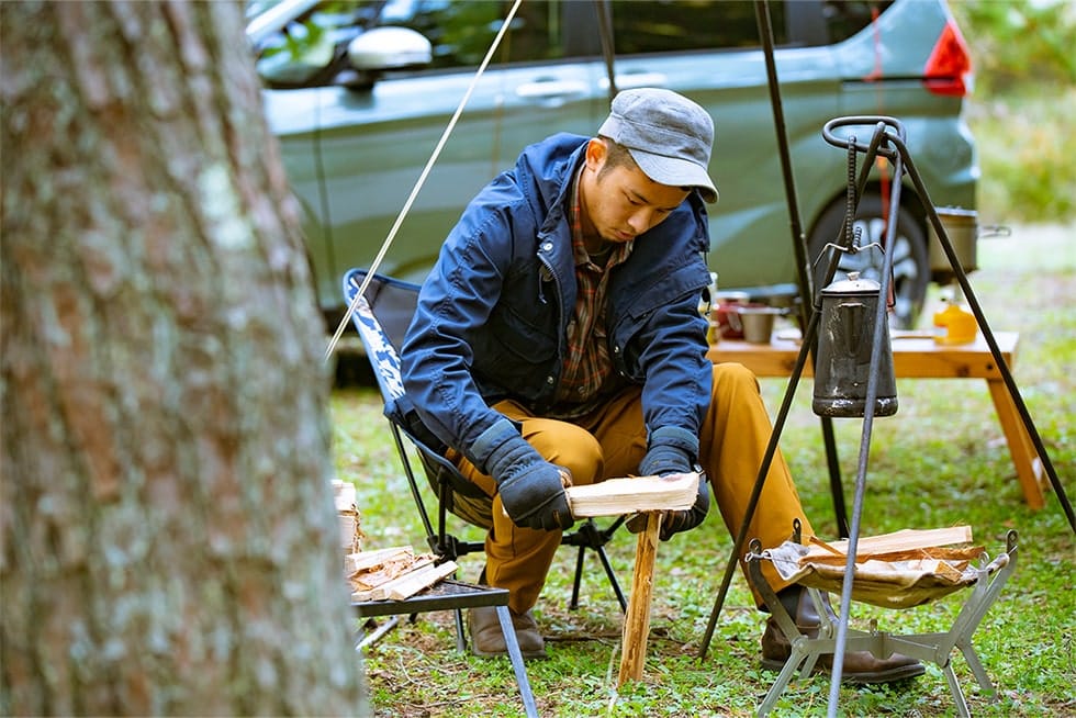 夕暮れ前に焚き火の準備に入る