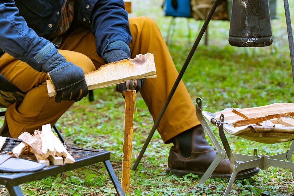 バトニングをして、焚付用にフェザースティックを作る