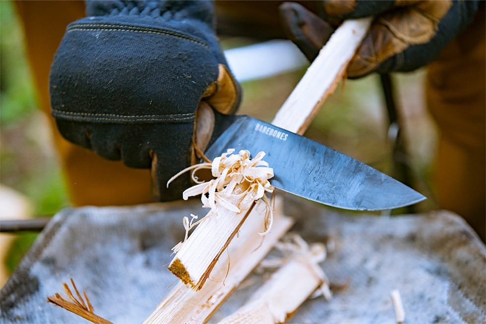 ナイフで木を削ぐ