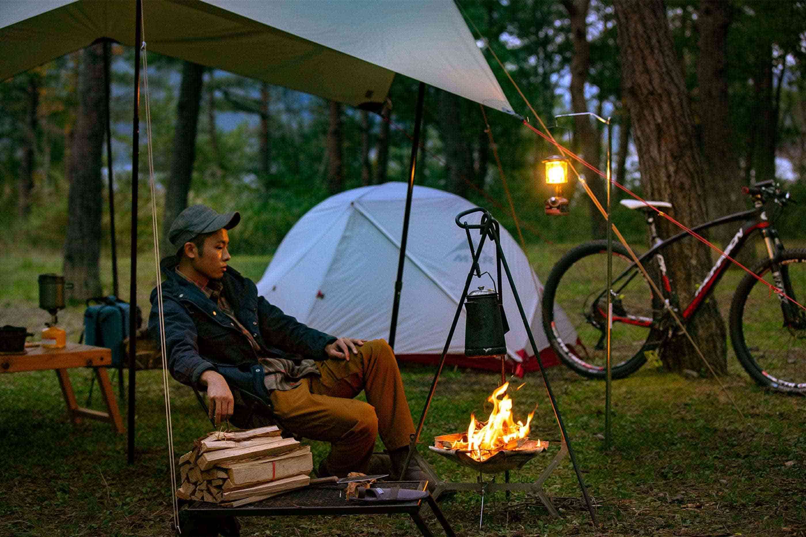 チェアに座り、焚き火台に薪をくべながら、一息つく