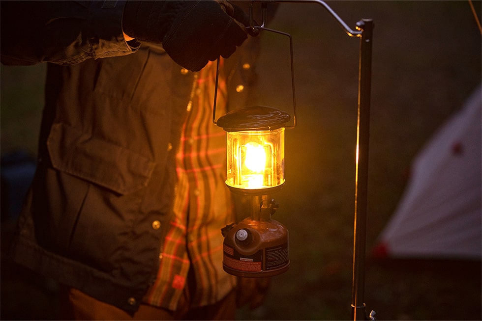 ランタンに明かりを灯す