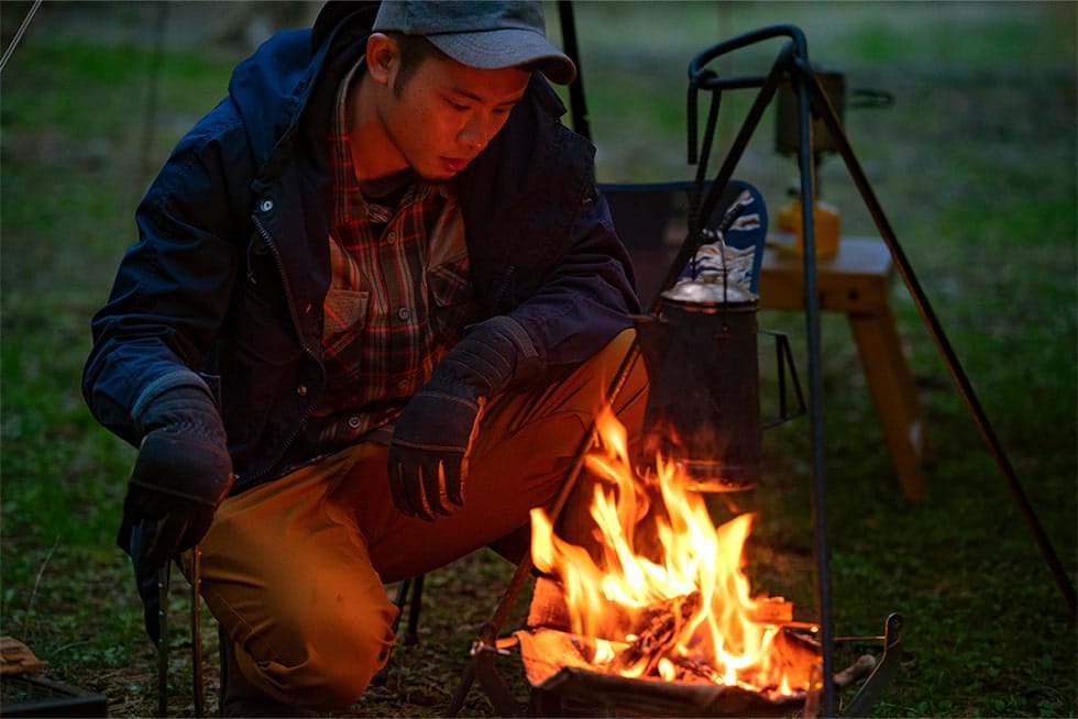 ガソリンランタン独特のかすかに聞こえる燃焼音と、オレンジ色の優しい明かり。