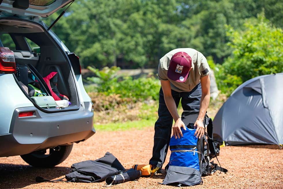 テントを設営し終わったら、早速パックラフトのパッキングをする
