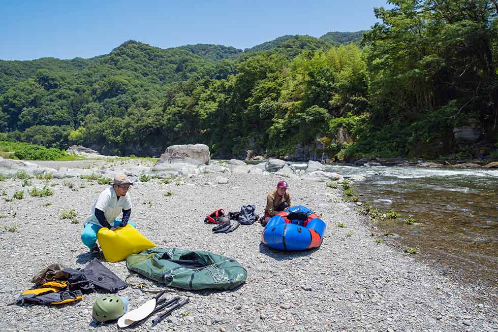 空気入れを使って船を膨らませる