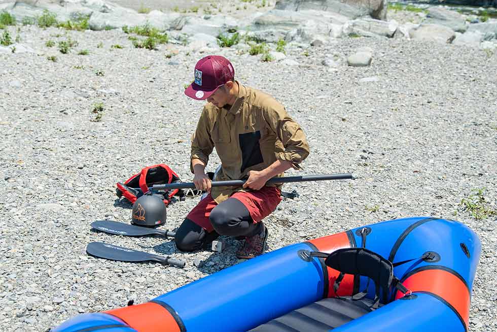 パドルやライフジャケット、ヘルメットなど、パックラフトの道具を準備