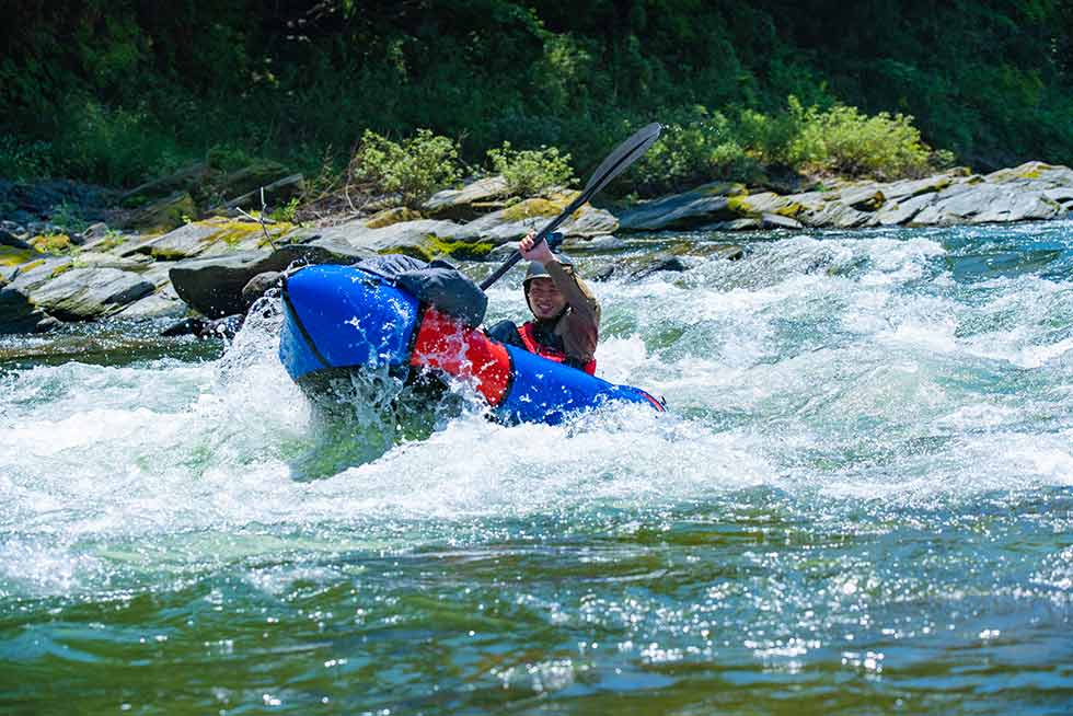まずは、肩慣らしにはちょうどいい小さめな瀬を下る