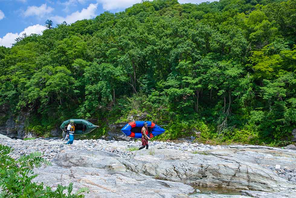 瀬を何度も往復する