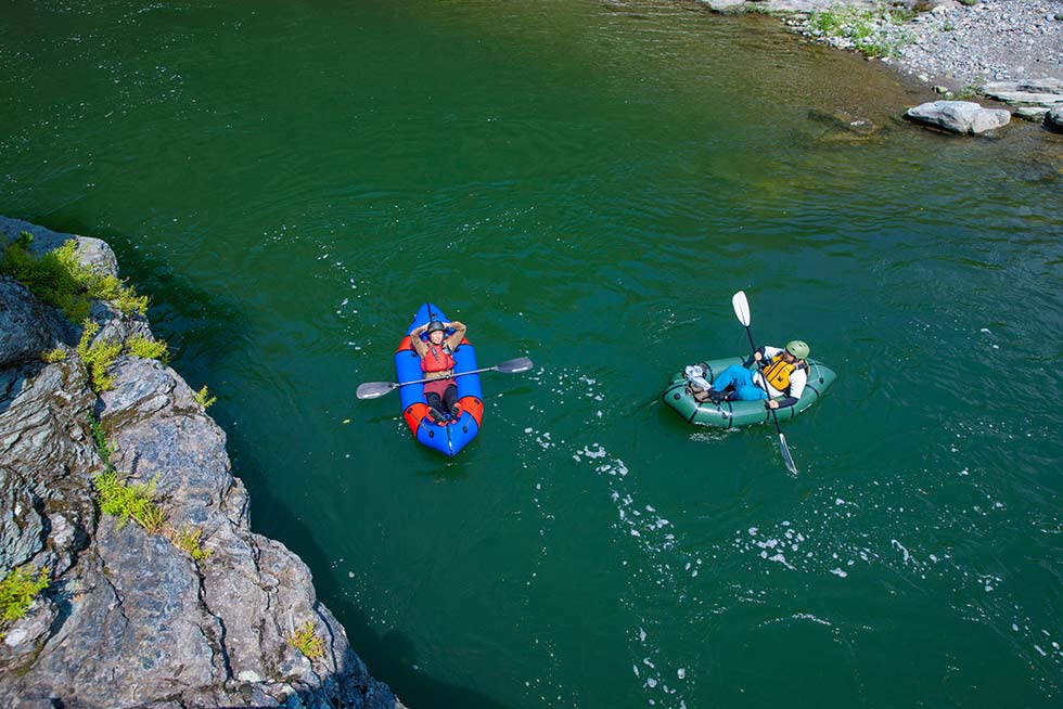 激しい瀬から一転して穏やかな川へと表情を変えるのも、まるで自然が作り出したアトラクションのコースのよう