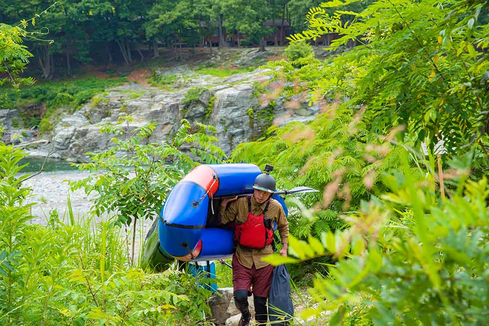 キャンプ場のすぐ横の河原で船を引き上げ、キャンプサイトへと戻る