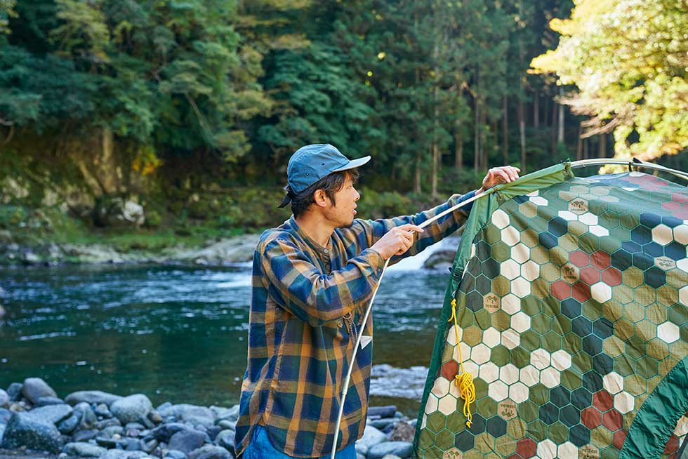 幕体を広げ、2本のポールをスリープに通すとテントが立ち上がる。